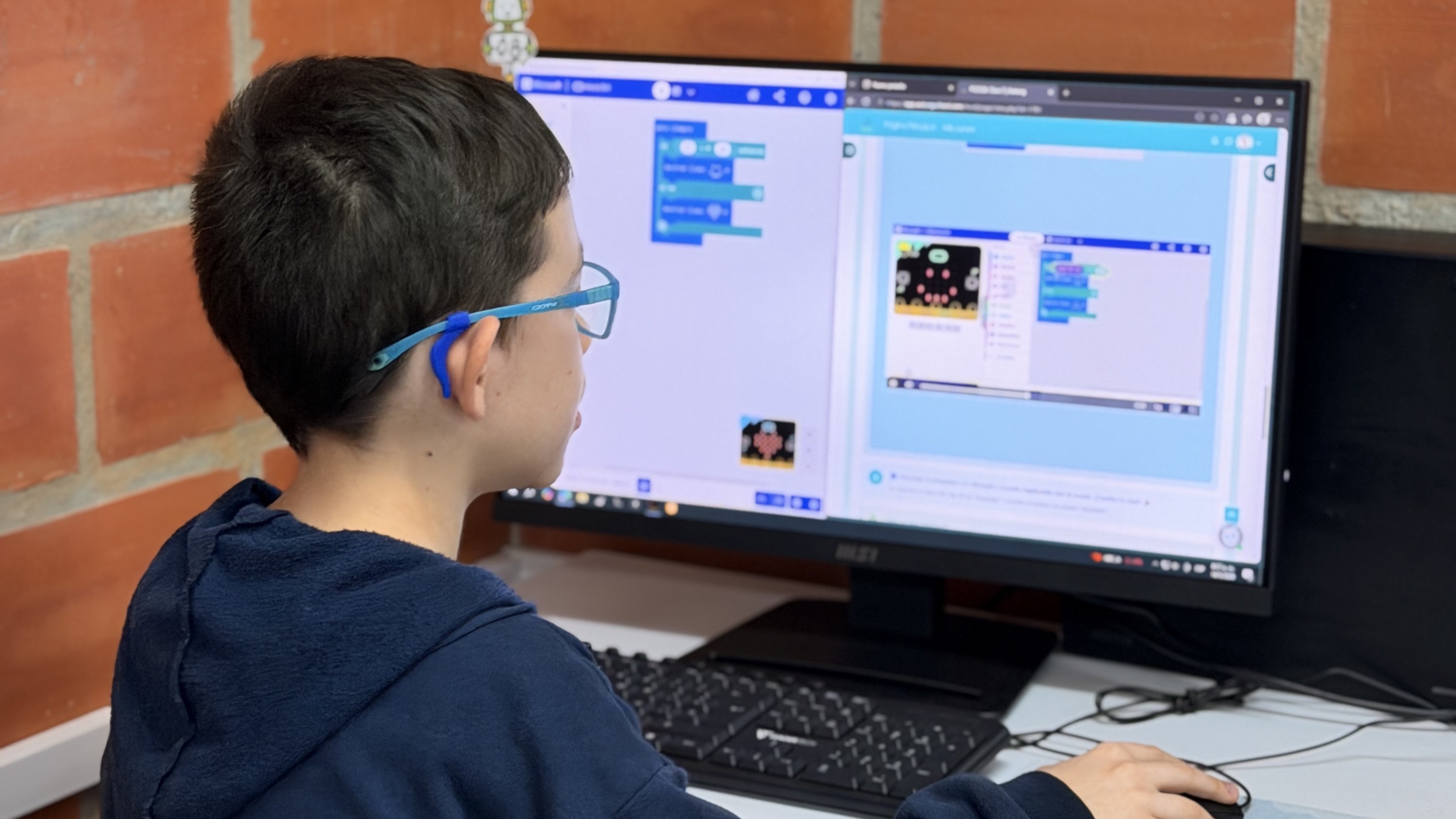 Estudiantes aprendiendo programación en Autung School